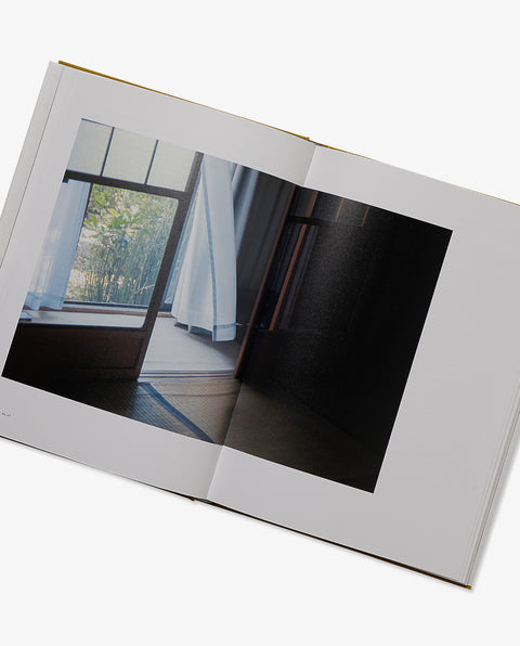 Inhabiting Light Dialogue on the Edge of the Everyday World
